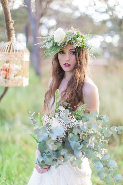 Wedding inspiration - Bridal photoshoot with floral crown, bold lip and vintage style - fairytale forest wedding