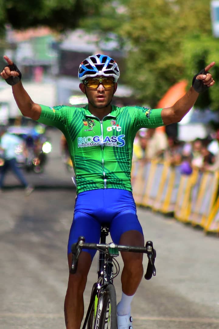 Fernando Briceño volteó la tortilla y domina todo en la vuelta