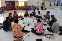 Ruth Naomi Naap Rumkabu Ikutkan 50 Orang Untuk Pelatihan Pembuatan Souvenir Boneka