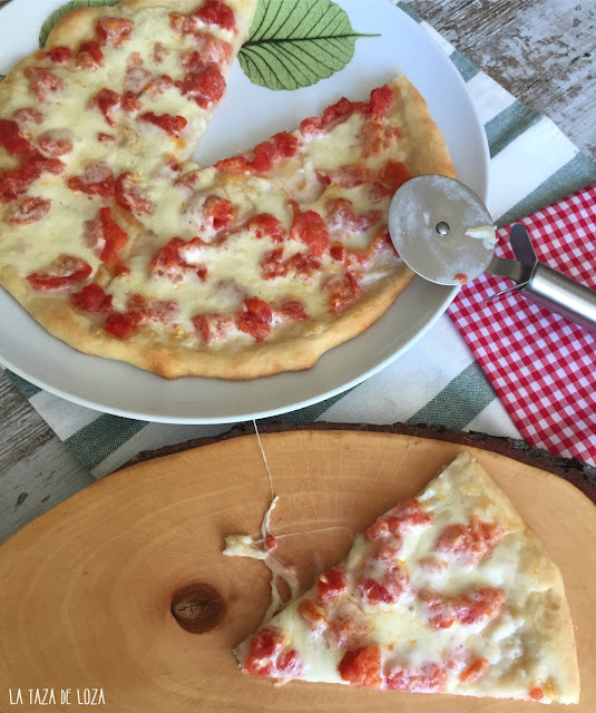 pizza-casera-con-tomate-en-conserva-y-mozzarella