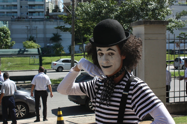Artista Mímico para evento na via pública, recepção na porta do colegio em São Paulo.