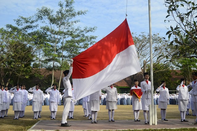 TATA CARA MELIPAT DAN MEMBENTANG BENDERA