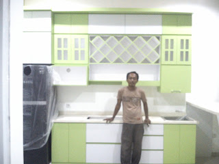 Kitchen Set Minimalis dengan Rak Botol