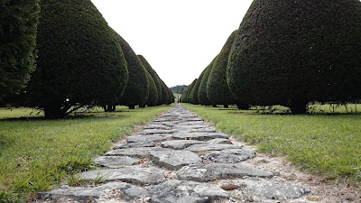 Allée en pierre du Jardin du souvenir