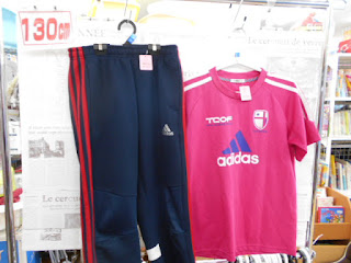 中古品　アディダス　ジャージ　ズボン　１３０㎝　３９０円　半袖Ｔシャツ　１３０㎝　３９０円