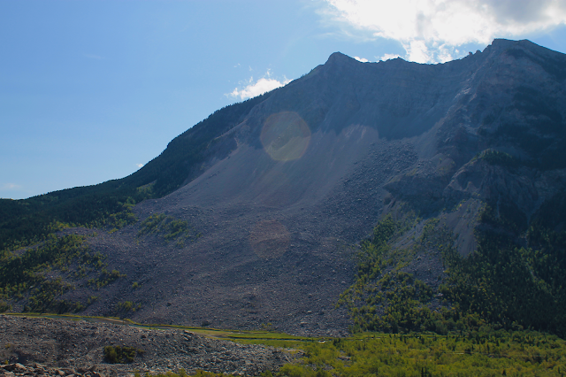 geology travel landslide alberta canada rocdoctravel.com fieldtrip avalanche