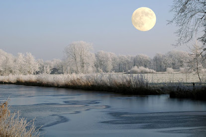 Full moon over a snowy river bank. Image from Pixabay.