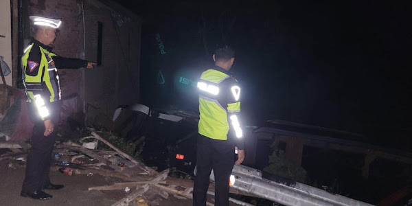 Sat Lantas Polres Tanggamus Evakuasi dan Identifikasi Kecelakaan Tunggal Bus Sedayu Semaka