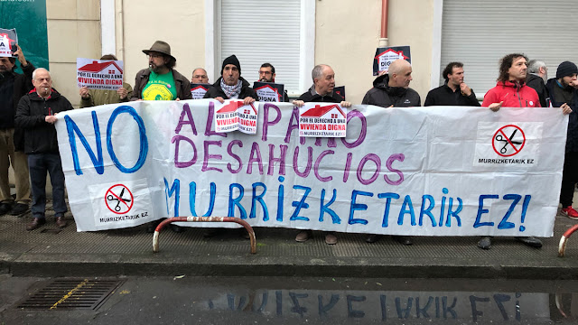 Protesta durante el desahucio de una familia en Arteagabeitia