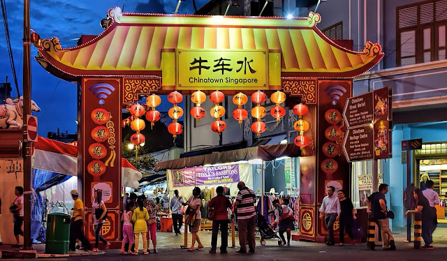 Chinatown ở Singapore là một khu phố rất đặc biệt, pha trộn nhiều nét kiến trúc và văn hóa đa sắc tộc. Với bề dày lịch sử và nét đặc trưng riêng, nơi đây luôn là điểm dừng chân lý tưởng, thu hút sự tò mò và háo hức của bất cứ ai tới tham quan “đảo quốc Sư tử”.        Khu phố người Hoa - Chinatown tại Singapore là một khu phố sầm uất, có lịch sử phát triển lâu dài. Theo thời gian, khu phố có rất nhiều thay đổi nhưng không làm mất đi bản sắc vốn có của nó. Người Hoa là nhóm dân tộc lớn nhất, chiếm 3/4 dân số đất nước Singapore vì vậy nền văn hóa, các lễ hội, giải trí đều mang đậm nét Trung Hoa.