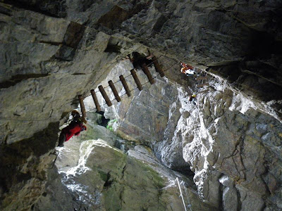 Equipamiento de progresión en el interior de la cueva.