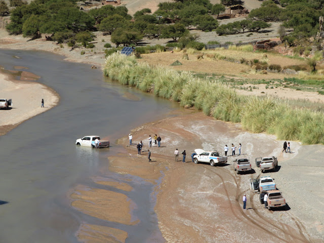 Auf der Rückfahrt von Casa Grande nach Esmoraca sahen wir von unserem Weg nahe Casa Grande aus einen Haufen Argentinier im Fluss ... einer hatte sich festgefahren. Das ganze Spektakel auf der argentinischen Flussseite. Haben die eine Grenz-Rallaye veranstaltet?