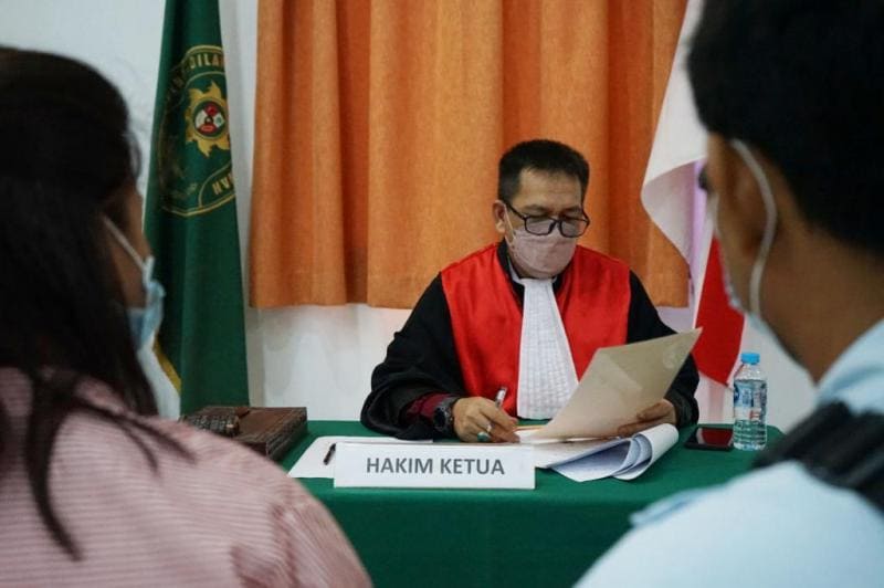 Sidang permohonan pengesahan anak yang dilaksanakan di luar Gedung Pengadilan Negeri Mempawah