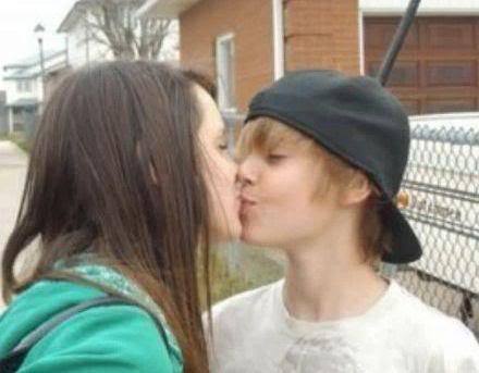 justin bieber girlfriend kissing. justin bieber girlfriend