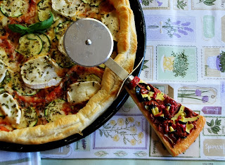 Pizza hojaldrada de queso de cabra y calabacín