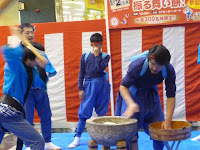 若い衆が杵持ち上げ威勢が良い