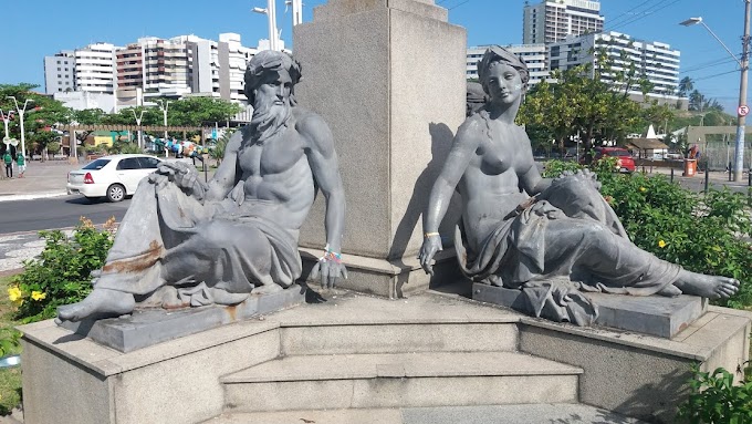 As  bonitas esculturas do monumento de Colombo 