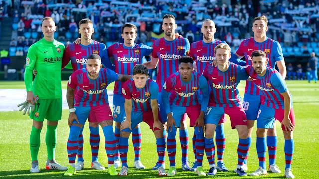 F. C. BARCELONA. Temporada 2021-22. Ter Stegen, Clément Lenglet, Eric García, Sergio Busquets, Óscar Mingueza, Nico González. Memphis Depay, Gavi, Ansu Fati, Frenkie De Jong, Jordi Alba. R. C. D. CELTA DE VIGO 3 F. C. BARCELONA 3. Sábado 06/11/2021, 16:15 horas. Campeonato de Liga de Primera División, jornada 13. Vigo, Pontevedra, estadio ABANCA Balaídos: 13.146 espectadores. Árbitro: Alejandro José Hernández Hernández, Canarias; VAR: José Luis González González, Castilla y León. Entrenadores: Celta: Eduardo Coudet; Barcelona: Sergi Barjuán. GOLES: 0-1: 5’, Ansu Fati. 0-2: 18’, Sergio Busquets. 0-3: 34’, Memphis Depay. 1-3: 52’, Iago Aspas. 2-3: 74’, Nolito. 3-3: 90+6’, Iago Aspas.