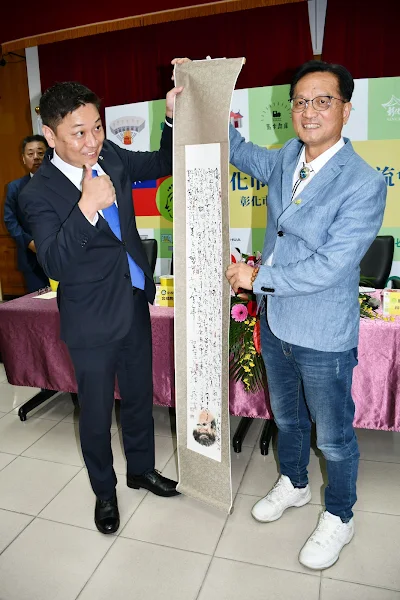 ▲林世賢市長贈送名畫小松市長宮橋勝榮比起大拇指喊讚。（記者林明佑翻攝）