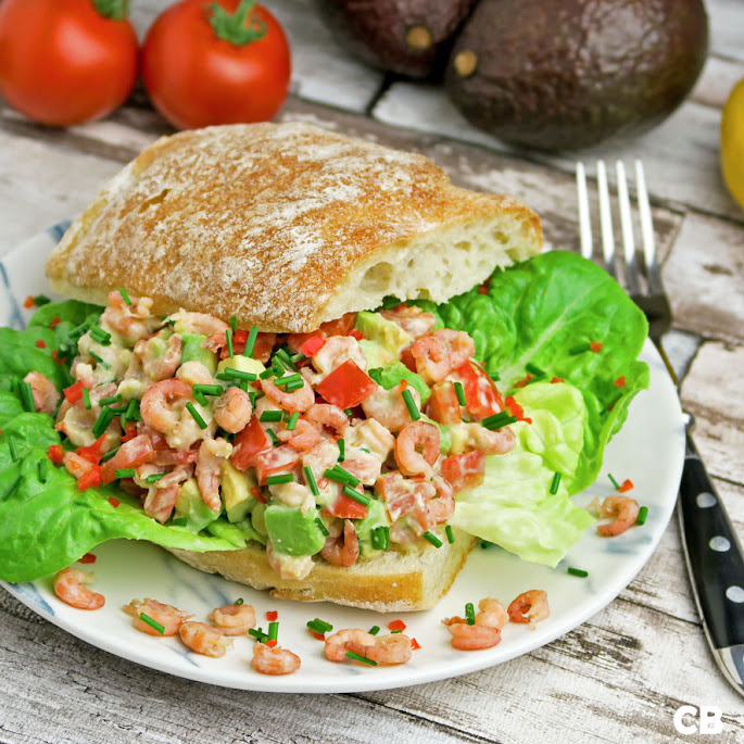 Recept: zo maak je zelf een heerlijk vers ciabattabroodje belegd met een salade van Hollandse garnalen, avocado en tomaat