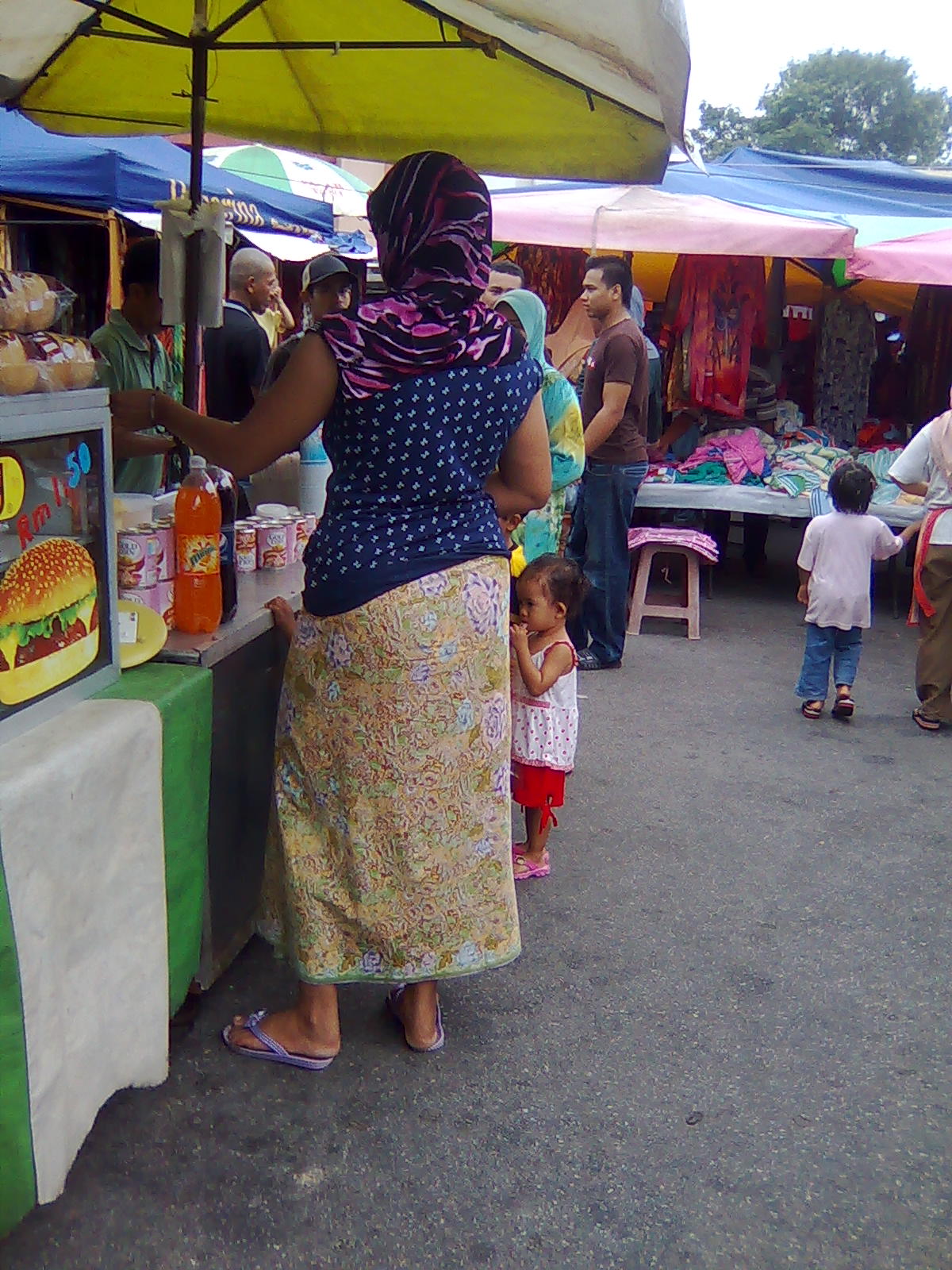 Yong punyer hikayat Ini gaya pelik pakai  baju  dan tudung 