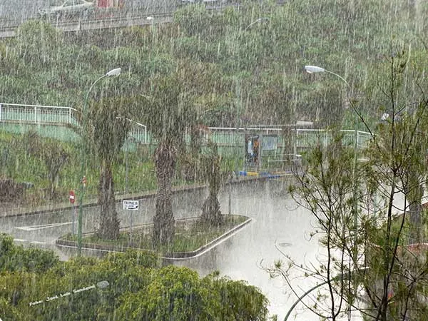 Graniza en Las Palmas de Gran Canaria y nieva en la cumbre