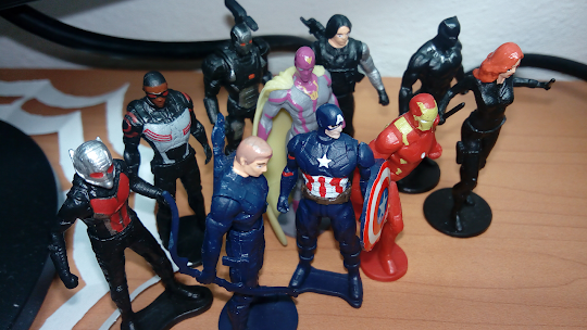 Colección de figuras de Ant-Man, Falcon, Hawkeye, Captain America, Iron Patriot, Vision, Iron Man, Bucky, Black Panther y Black Widow.