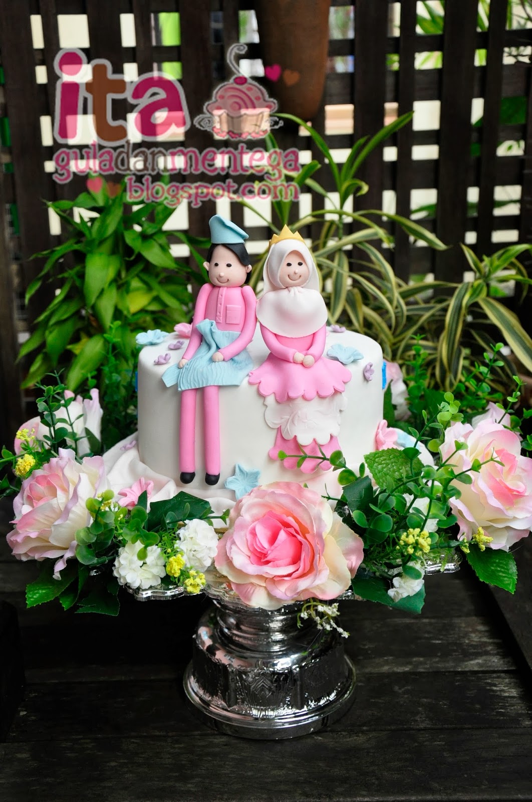 Fondant wedding cake figures