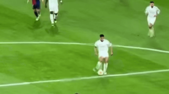 بيلينغهام يفقد الكرة في وسط الملعب ويقف ساكنًا بينما ينطلق بيدري ليسجل هدفًا لبرشلونة في نهائي كأس الملك 2025