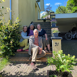 Group photo in front of Lise's Bed and Breakfast