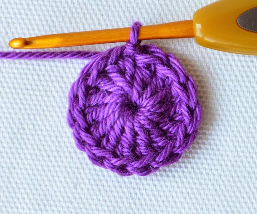 Magic Ring Crochet Tutorial (Photo & Video Tutorial) - Tiny Curl Crochet