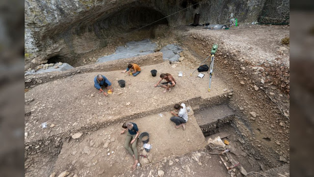 Το καταφύγιο στον βράχο στην περιοχή Grotte Mandrin καταλήφθηκε από πολλές διαφορετικές ομάδες σε διαφορετικές χρονικές στιγμές. Η πιο πρώιμη φάση της κατοχής των Νεάντερταλ ήταν περίπου 120.000 χρόνια πριν. [Credit: Philippe Psaila]