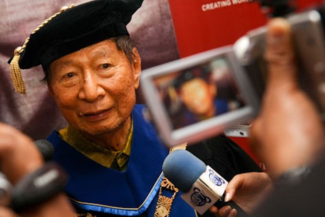 Mbah Ciputra saat mewisuda mahasiswa Ciputra Surabaya