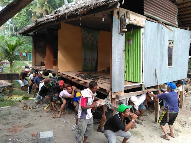 budaya memindahkan rumah panggung suku mandar