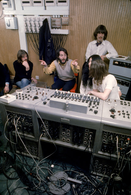 The Beatles en la sala de control del Estudio 2 de Abbey Road en 1969