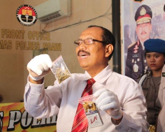 Seorang ibu rumah tangga asal Ngawi ditangkap Polisi saat membawa daun ganja