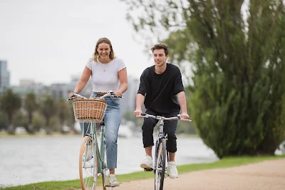 sevgiliyle bisiklet sürmek