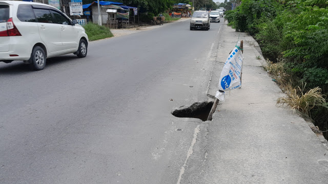 Ada Lubang Sedalam 4 Meter di Jalan Garuda Sakti, Sudah Setahun Dibiarkan