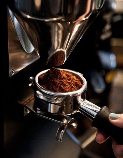 صورة قهوة مطحونة جاهزة على ماكينة القهوة لصنع الاسبريسو