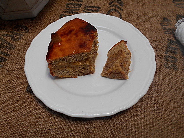 Bolo de amêndoa com gema queimada recheado de doce de ovos pobres