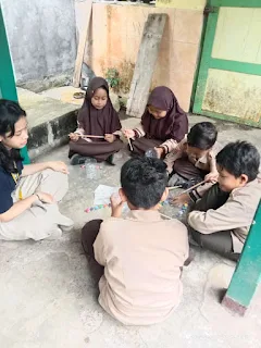 Ketika Anak-anak Berkebun dengan Botol Bekas