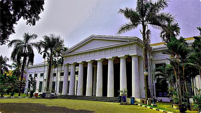 foto museum seni rupa dan keramik jakarta