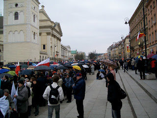 Poland President Lech Kaczynski mourning Kaczynscy Warsaw Warszawa Crowd Presidential Palace Krakowskie Przedmiescie lying in state funeral queue