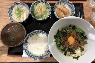 肉汁餃子と煮込みの酒場。しんちゃん