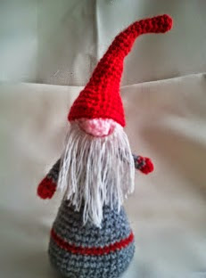 http://amigurumilacion.blogspot.com.es/2012/12/duende-navideno-amigurumi-patron-libre.html