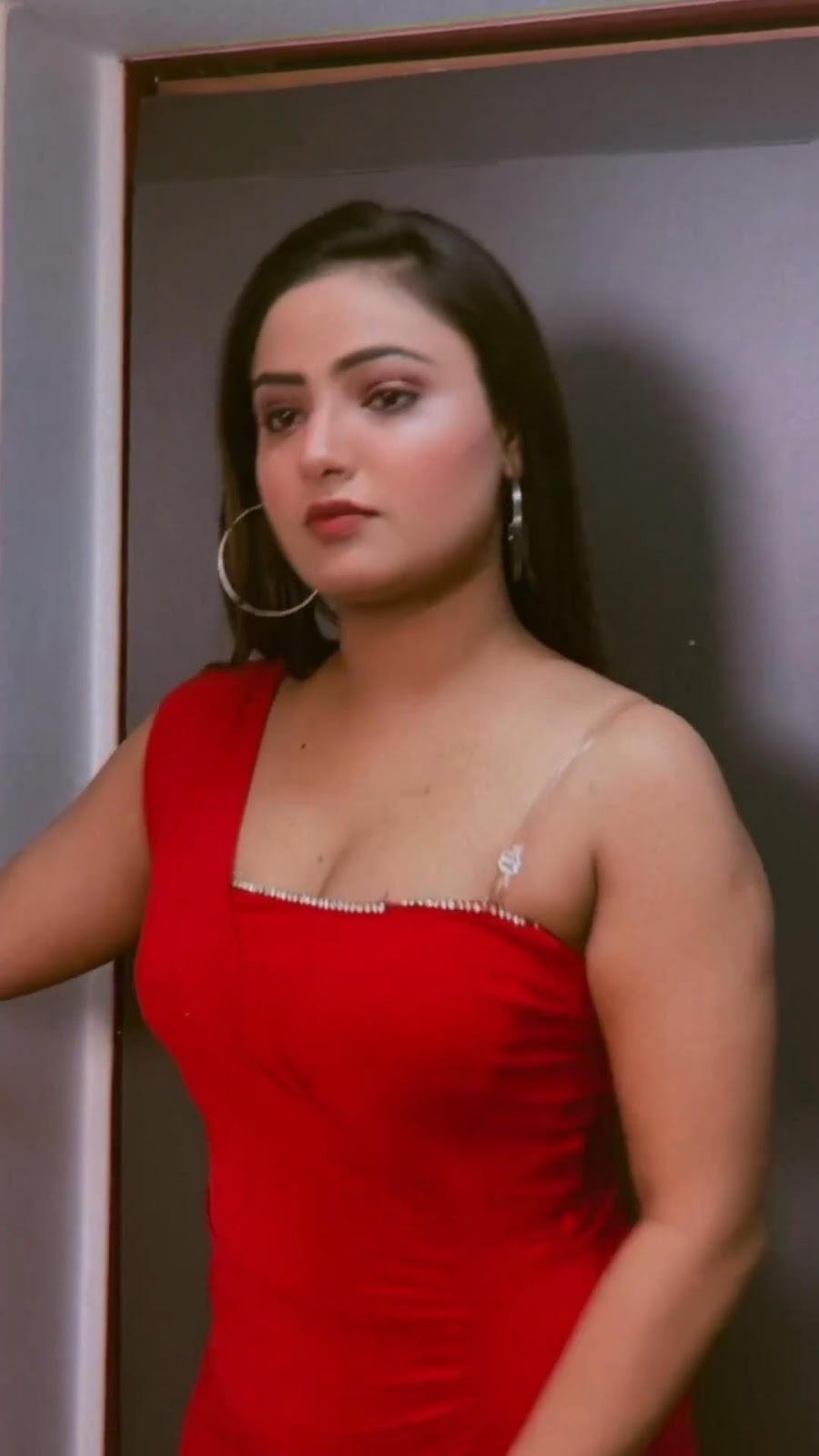 shyna khatri cleavage red dress pehredaar actress