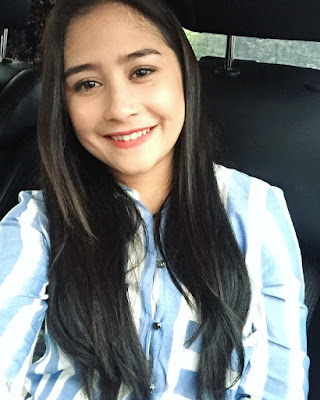 Prilly Hobi Selfie di Dalam Mobil