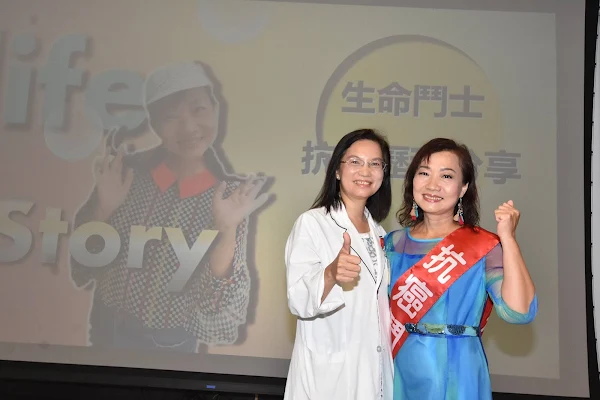 ▲彰基社工部主任（圖左）為陳瓊美女士披掛「抗癌鬥士」榮譽勳帶。（記者林明佑翻攝）
