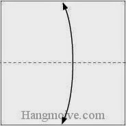 Bước 1: Gấp đôi tờ giấy lại để tạo nếp gấp, sau đó lại mở ra.