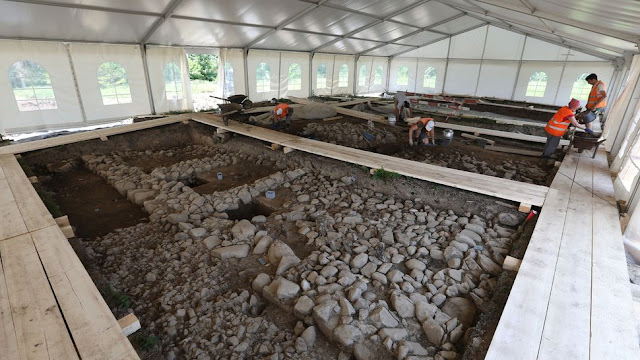 Το ανασκαμμένο τμήμα των τοίχων στον αρχαιολογικό χώρο Cham-Äbnetwald. [Credit: ADA Zug, David Jecker]